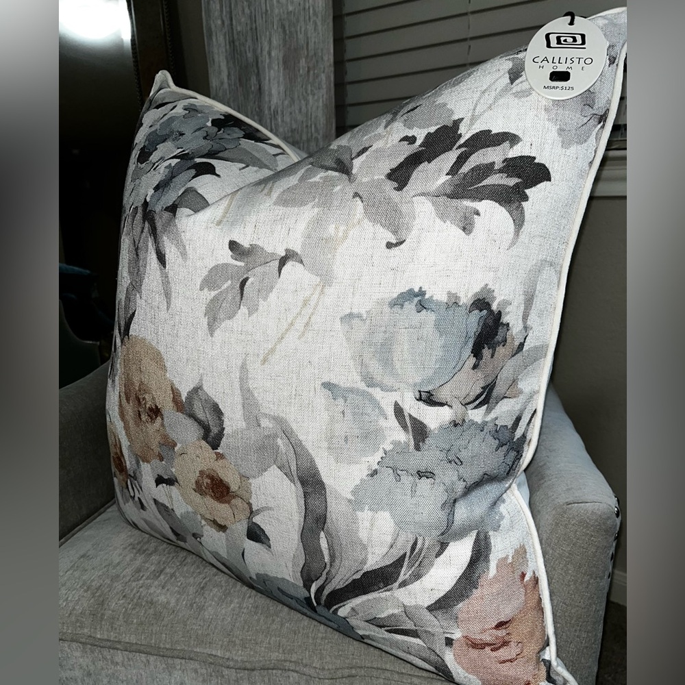 1-NWT CALLISTO HOME FLORAL
DESIGN DECORATIVE PILLOW - Picture 12 of 16